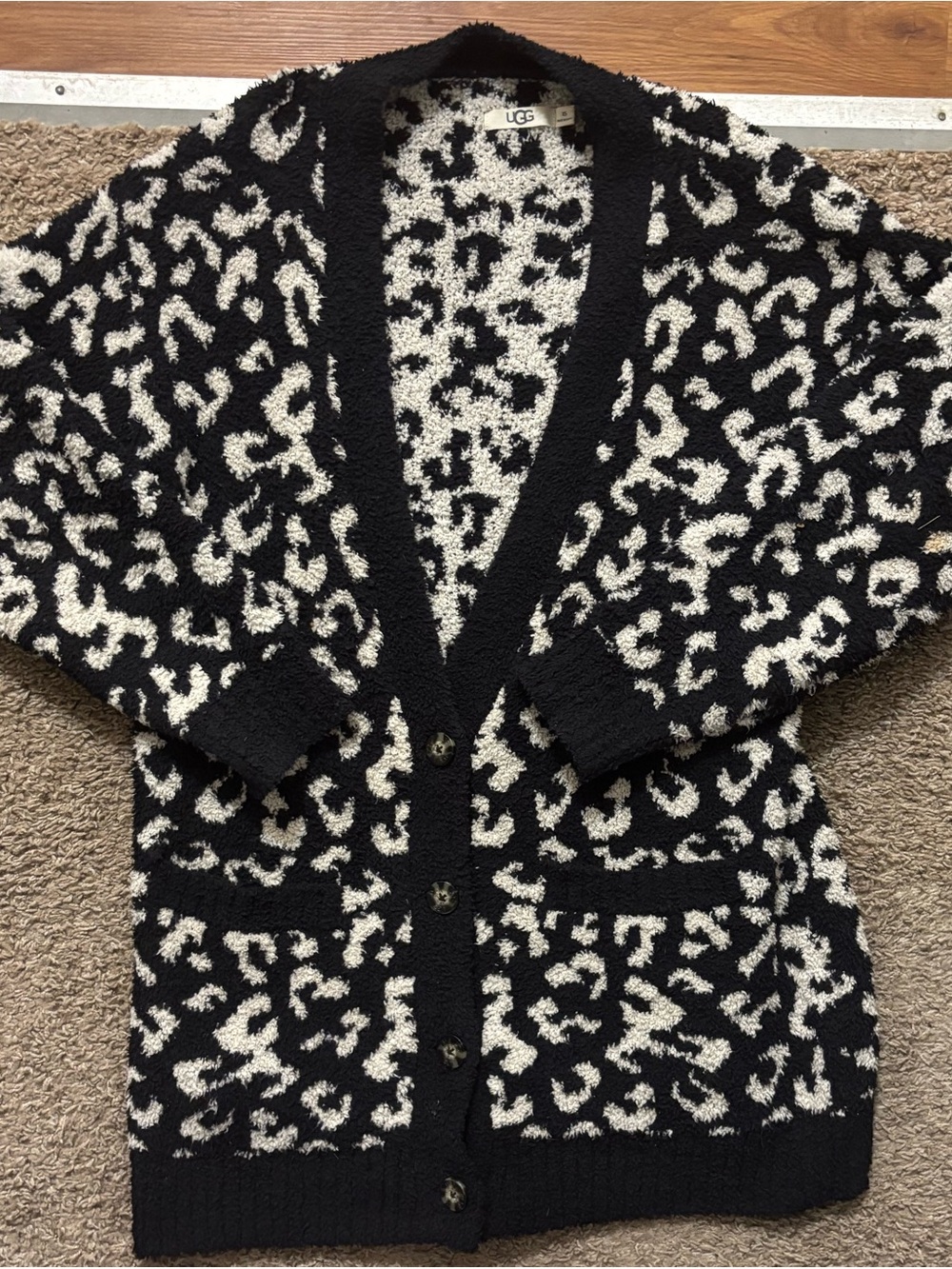 UGG Woman’s XS Black and White Leopard Cozy Knit Cardigan Sweater Like New